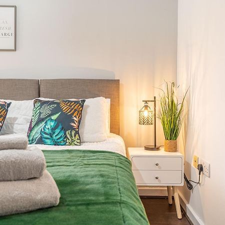 City Centre Flat Ideal For Contractors, Families & Relocators - Disable People Welcome - Free Parking, Fast Wifi, Smart Tv And 2 Bathrooms, 7Min Walk From Train Station! 코번트리 외부 사진
