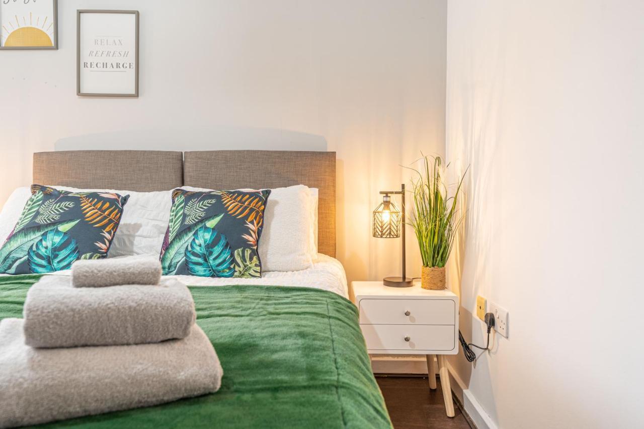 City Centre Flat Ideal For Contractors, Families & Relocators - Disable People Welcome - Free Parking, Fast Wifi, Smart Tv And 2 Bathrooms, 7Min Walk From Train Station! 코번트리 외부 사진
