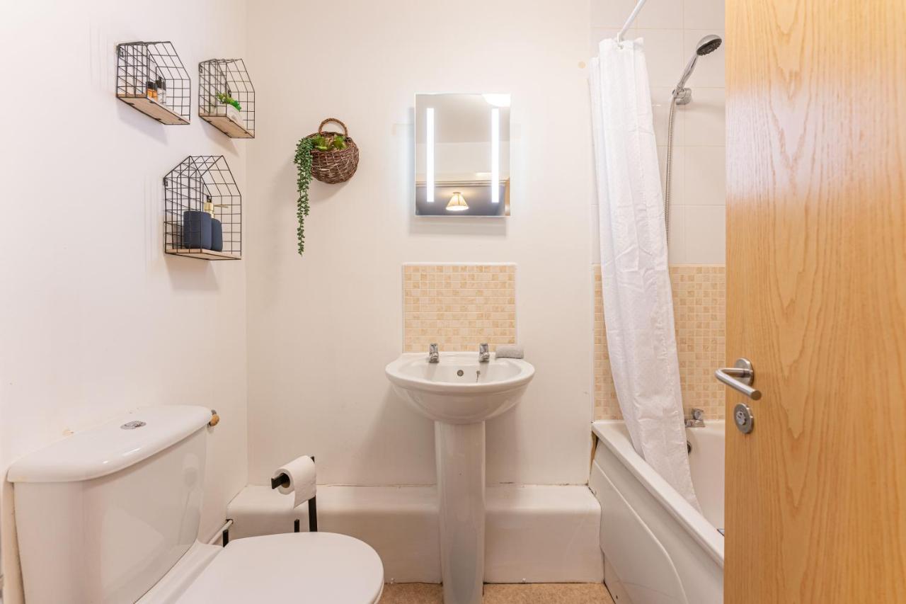 City Centre Flat Ideal For Contractors, Families & Relocators - Disable People Welcome - Free Parking, Fast Wifi, Smart Tv And 2 Bathrooms, 7Min Walk From Train Station! 코번트리 외부 사진